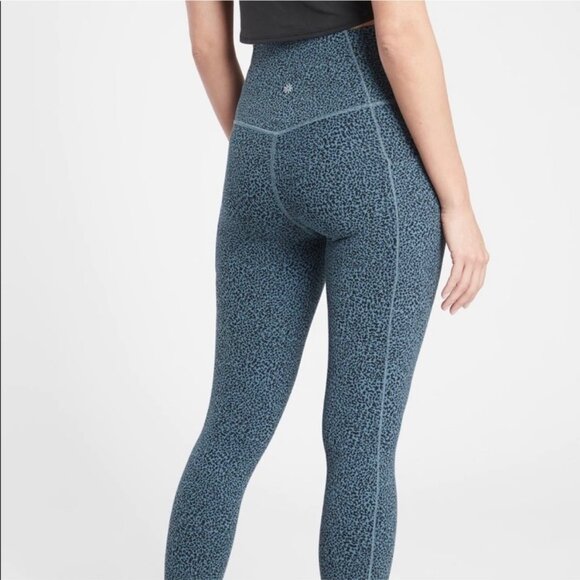 Athleta Salutation Stash Il Textured Tight Blue Leopard Capri Legging Women’s M - Picture 8 of 8